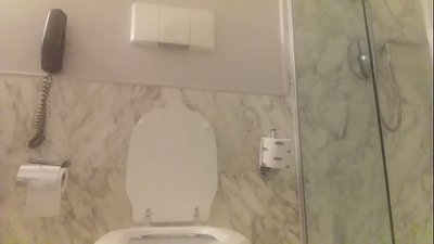 An der Badewanne mat engem roude Kapp.